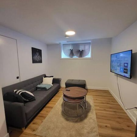 Pebbles' Cozy 2Bed Basement Suite - Near Downtown エドモントン エクステリア 写真