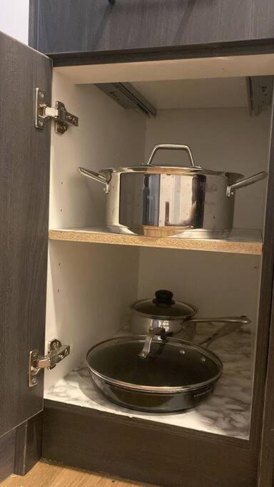 Pebbles' Cozy 2Bed Basement Suite - Near Downtown エドモントン エクステリア 写真
