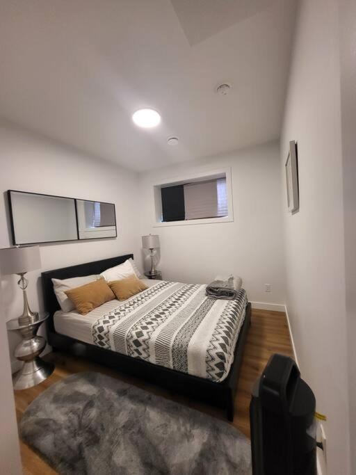 Pebbles' Cozy 2Bed Basement Suite - Near Downtown エドモントン エクステリア 写真