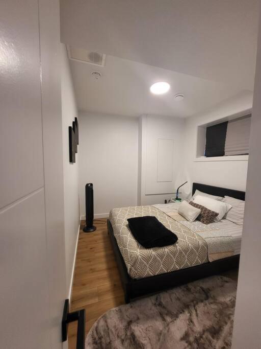 Pebbles' Cozy 2Bed Basement Suite - Near Downtown エドモントン エクステリア 写真