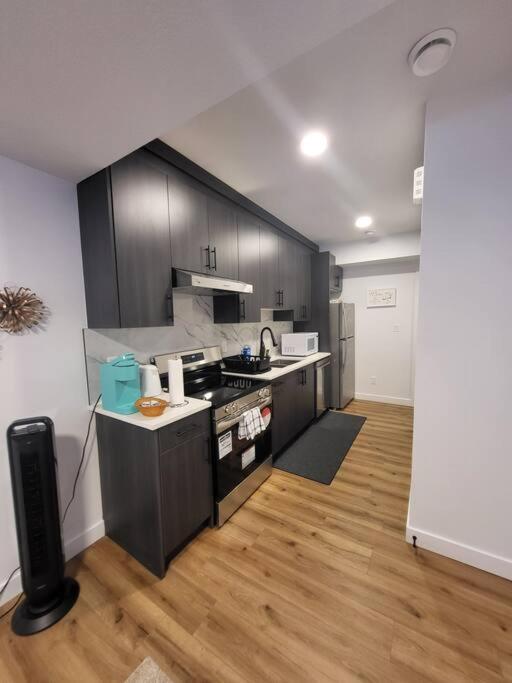 Pebbles' Cozy 2Bed Basement Suite - Near Downtown エドモントン エクステリア 写真