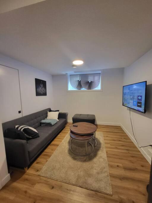Pebbles' Cozy 2Bed Basement Suite - Near Downtown エドモントン エクステリア 写真