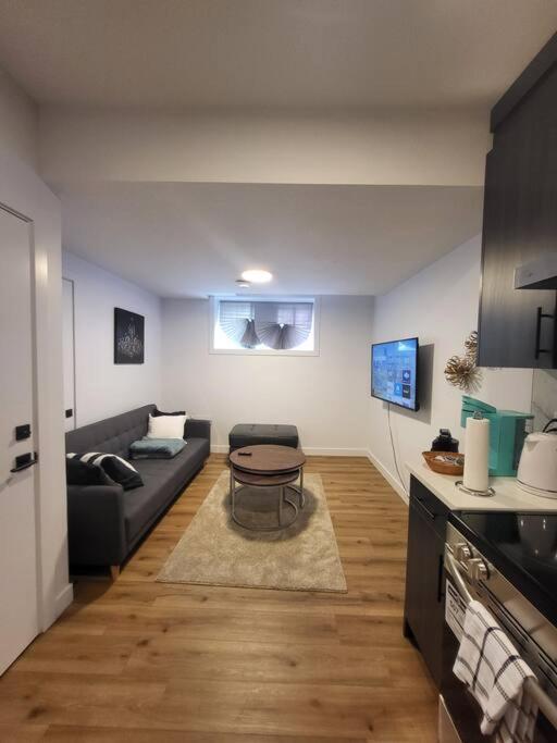 Pebbles' Cozy 2Bed Basement Suite - Near Downtown エドモントン エクステリア 写真
